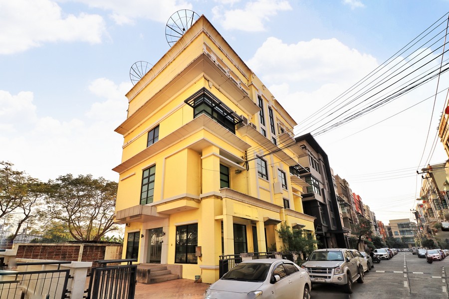 ขายโฮมออฟฟิศ 4 ชั้น ม.บ้านกลางกรุง ออฟฟิศ ปาร์ค ( Baan Klang Krung Office Park Ladprao 71) 88.5ตรว.  ถ.ลาดพร้าว71  หลังเซ็นทรัลอีสต์วิลล์ เลียบด่วนรามอินทรา  