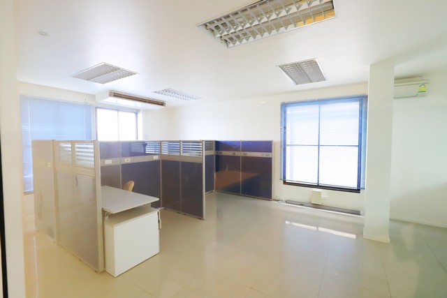 ขายโฮมออฟฟิศ 4 ชั้น ม.บ้านกลางกรุง ออฟฟิศ ปาร์ค ( Baan Klang Krung Office Park Ladprao 71) 88.5ตรว.  ถ.ลาดพร้าว71  หลังเซ็นทรัลอีสต์วิลล์ เลียบด่วนรามอินทรา  