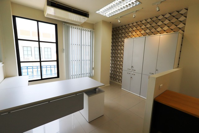 ขายโฮมออฟฟิศ 4 ชั้น ม.บ้านกลางกรุง ออฟฟิศ ปาร์ค ( Baan Klang Krung Office Park Ladprao 71) 88.5ตรว.  ถ.ลาดพร้าว71  หลังเซ็นทรัลอีสต์วิลล์ เลียบด่วนรามอินทรา  