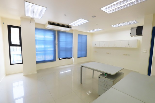 ขายโฮมออฟฟิศ 4 ชั้น ม.บ้านกลางกรุง ออฟฟิศ ปาร์ค ( Baan Klang Krung Office Park Ladprao 71) 88.5ตรว.  ถ.ลาดพร้าว71  หลังเซ็นทรัลอีสต์วิลล์ เลียบด่วนรามอินทรา  