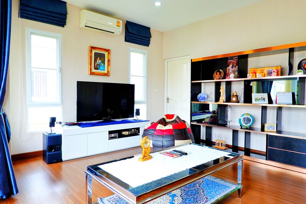 ขายบ้านเดี่ยว 2 ชั้นเนื้อที่  60.9 ตรว .  ในโครงการ  ลัดดารมย์  อิลิแกนซ์ วงแหวน-สาทร   ภายในโครงการร่มมรื่น  มีความเงียบสงบ   ติดถนนกาญจนาภิเษก 