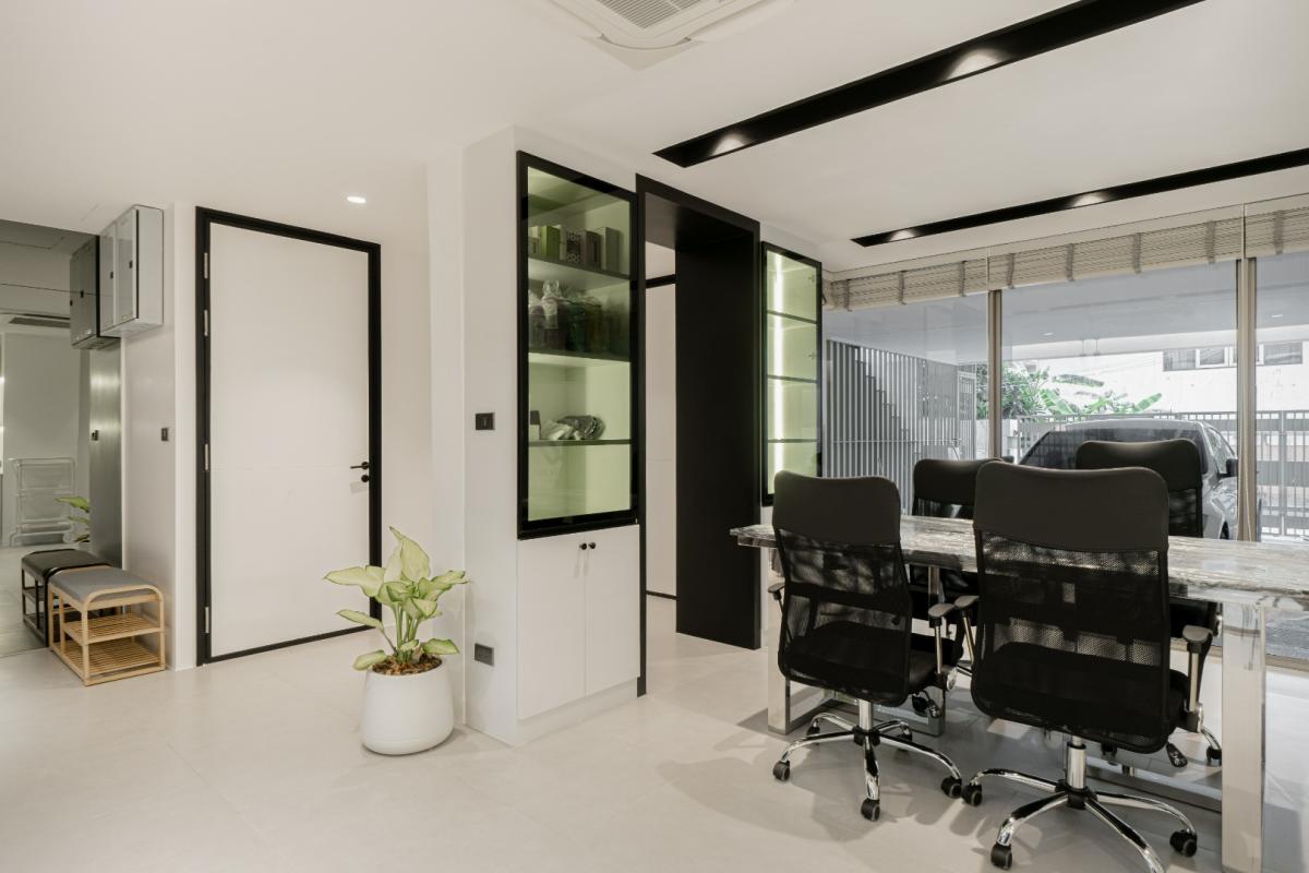 ขายทาวน์โฮม 4 ชั้น สไตล์โมเดิร์น โครงการ LUXE 35 รัชดา-ลาดพร้าว ติดถนน ซ.ลาดพร้าว 35  แต่งสวย    ขนาดที่ดิน 36.2 ตร.ว. พื้นที่ใช้สอย 400 ตร.ม. 3 ห้องนอน 4 ห้องน้ำ พร้อมลิฟท์โดยสาร  ที่จอดรถ 4 คัน