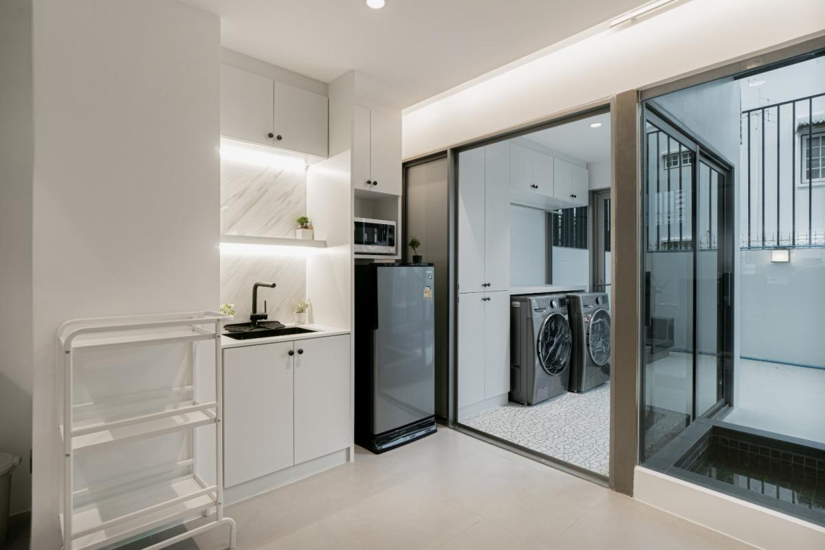 ขายทาวน์โฮม 4 ชั้น สไตล์โมเดิร์น โครงการ LUXE 35 รัชดา-ลาดพร้าว ติดถนน ซ.ลาดพร้าว 35  แต่งสวย    ขนาดที่ดิน 36.2 ตร.ว. พื้นที่ใช้สอย 400 ตร.ม. 3 ห้องนอน 4 ห้องน้ำ พร้อมลิฟท์โดยสาร  ที่จอดรถ 4 คัน