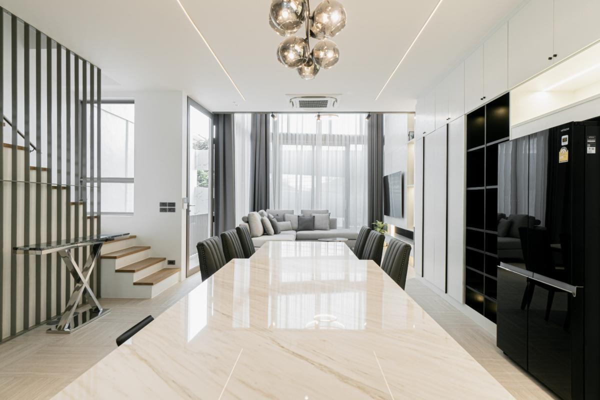 ขายทาวน์โฮม 4 ชั้น สไตล์โมเดิร์น โครงการ LUXE 35 รัชดา-ลาดพร้าว ติดถนน ซ.ลาดพร้าว 35  แต่งสวย    ขนาดที่ดิน 36.2 ตร.ว. พื้นที่ใช้สอย 400 ตร.ม. 3 ห้องนอน 4 ห้องน้ำ พร้อมลิฟท์โดยสาร  ที่จอดรถ 4 คัน
