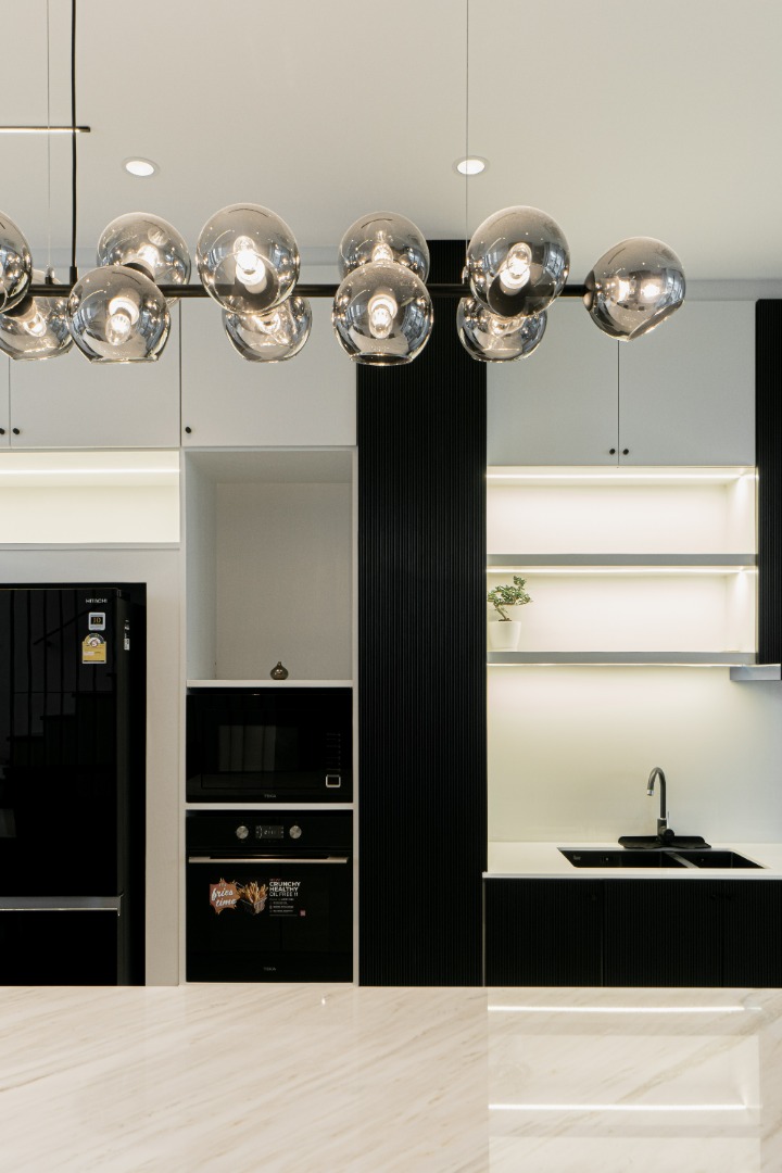 ขายทาวน์โฮม 4 ชั้น สไตล์โมเดิร์น โครงการ LUXE 35 รัชดา-ลาดพร้าว ติดถนน ซ.ลาดพร้าว 35  แต่งสวย    ขนาดที่ดิน 36.2 ตร.ว. พื้นที่ใช้สอย 400 ตร.ม. 3 ห้องนอน 4 ห้องน้ำ พร้อมลิฟท์โดยสาร  ที่จอดรถ 4 คัน