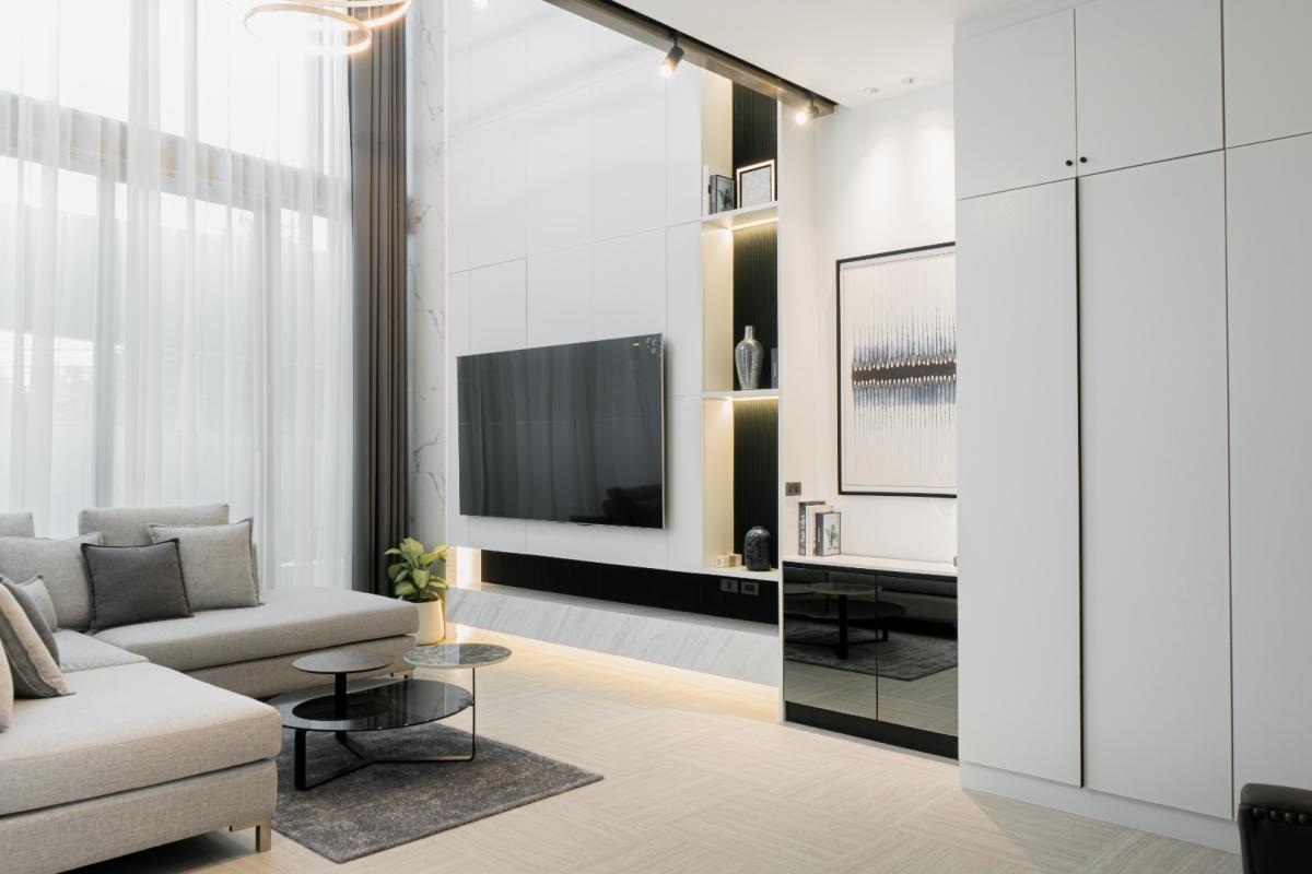 ขายทาวน์โฮม 4 ชั้น สไตล์โมเดิร์น โครงการ LUXE 35 รัชดา-ลาดพร้าว ติดถนน ซ.ลาดพร้าว 35  แต่งสวย    ขนาดที่ดิน 36.2 ตร.ว. พื้นที่ใช้สอย 400 ตร.ม. 3 ห้องนอน 4 ห้องน้ำ พร้อมลิฟท์โดยสาร  ที่จอดรถ 4 คัน