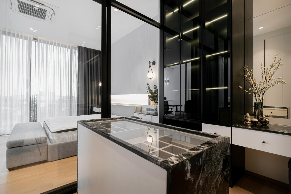 ขายทาวน์โฮม 4 ชั้น สไตล์โมเดิร์น โครงการ LUXE 35 รัชดา-ลาดพร้าว ติดถนน ซ.ลาดพร้าว 35  แต่งสวย    ขนาดที่ดิน 36.2 ตร.ว. พื้นที่ใช้สอย 400 ตร.ม. 3 ห้องนอน 4 ห้องน้ำ พร้อมลิฟท์โดยสาร  ที่จอดรถ 4 คัน