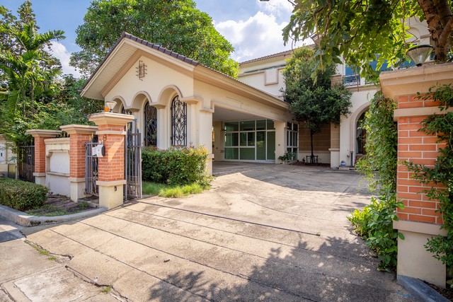 ขายบ้านหรู 2 ชั้นม. Q House Avenue  พระราม5 เนื้อที่ 231.5  ตร.ว.พื้นที่ใช้สอย 466  ตรม. 5 ห้องนอน 5ห้องน้ำ พร้อมเรือนรับรอง และสระว่ายน้ำ ใกล้ทางด่วนศรีรัช