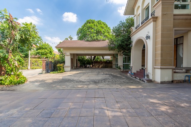 ขายบ้านหรู 2 ชั้นม. Q House Avenue  พระราม5 เนื้อที่ 231.5  ตร.ว.พื้นที่ใช้สอย 466  ตรม. 5 ห้องนอน 5ห้องน้ำ พร้อมเรือนรับรอง และสระว่ายน้ำ ใกล้ทางด่วนศรีรัช